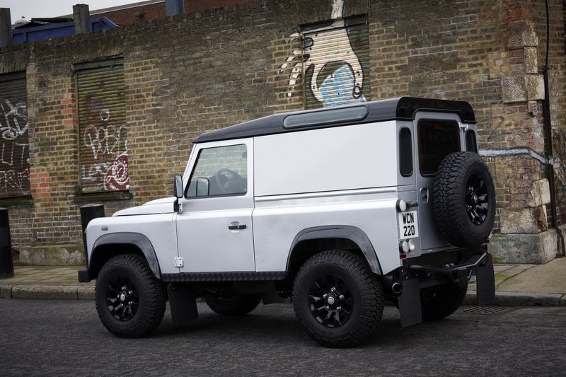 В Land Rover подготовили новую версию Defender X-Tech Limited Edition (18 фото)